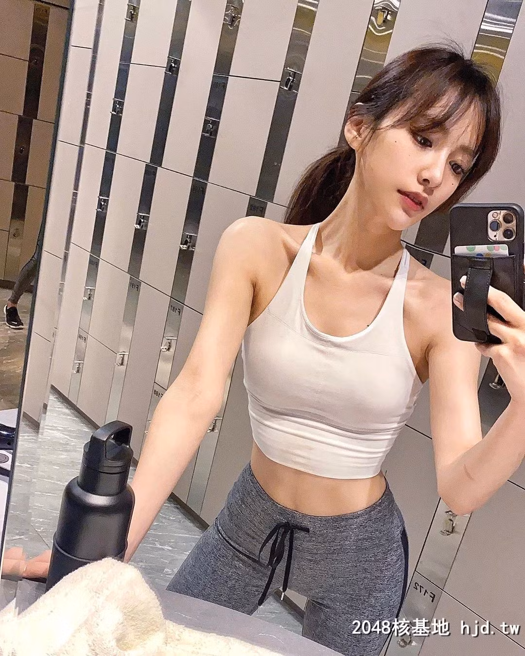 Các kiểu áo croptop giúp cô khoe vòng eo thon thả.