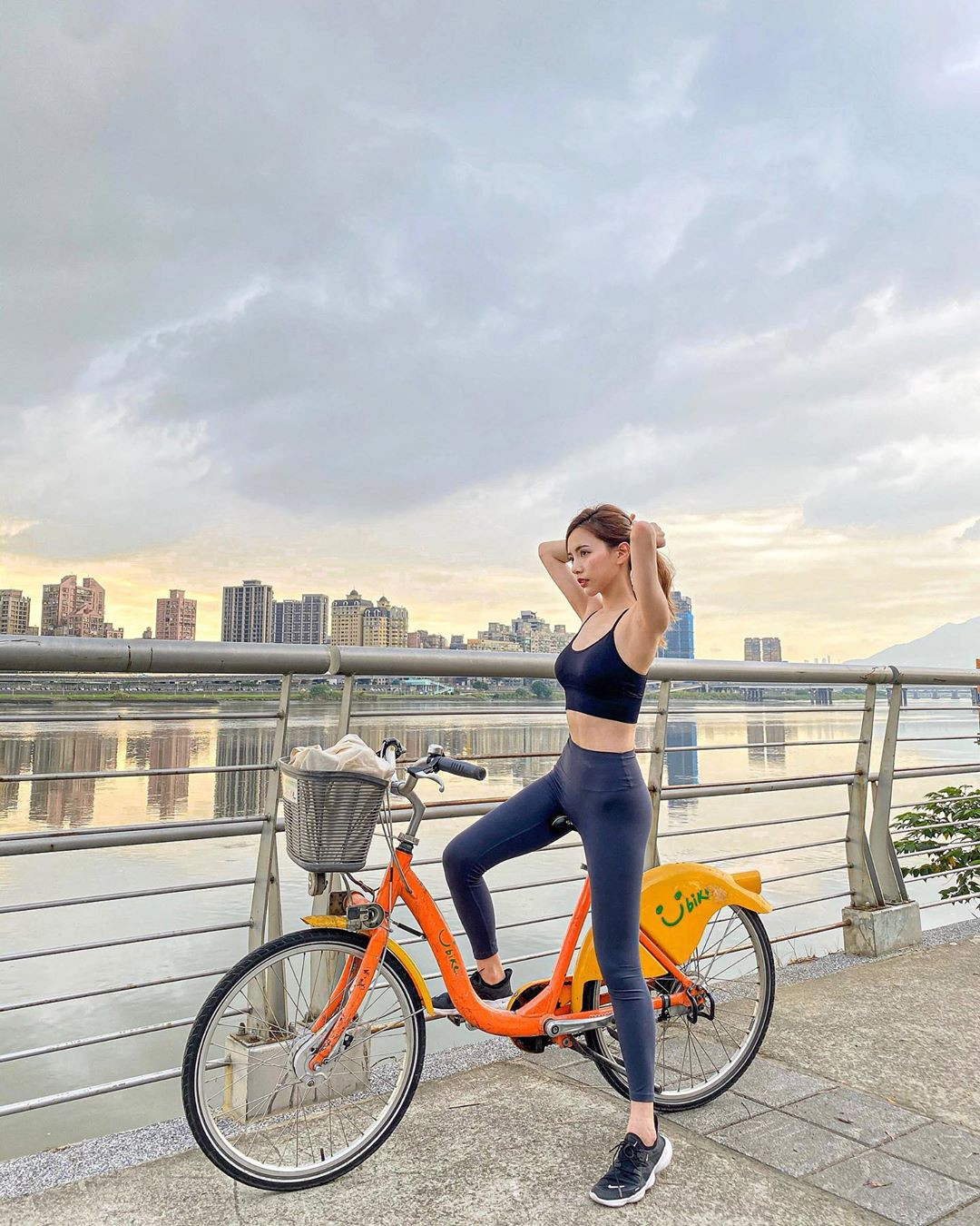 Các bộ đồ thể thao dáng croptop bó sát thường xuyên xuất hiện cùng người đẹp hàng không.