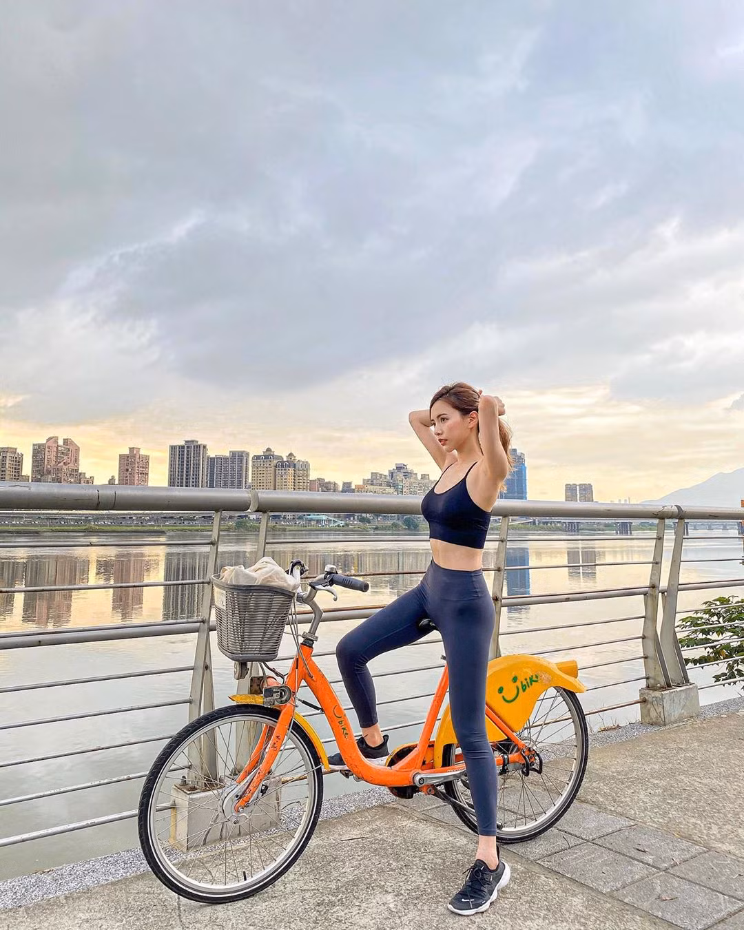 Các bộ đồ thể thao dáng croptop bó sát thường xuyên xuất hiện cùng người đẹp hàng không.