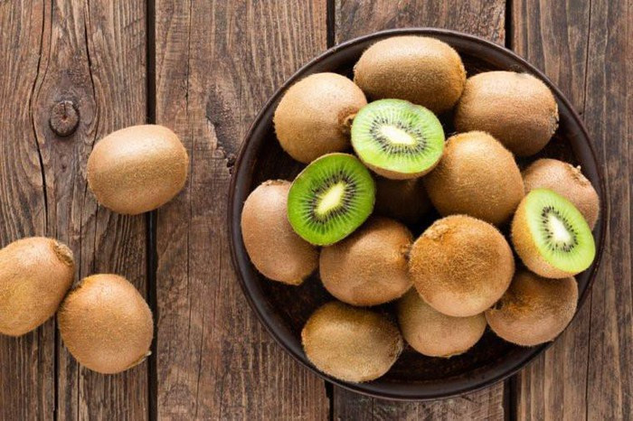 Quả kiwi: Khoảng hai quả kiwi có chứa tới 168,8 mg vitamin C. Loại siêu trái cây này cũng giàu đồng, kali và serotonin, hormone hạnh phúc giúp cải thiện chất lượng giấc ngủ.