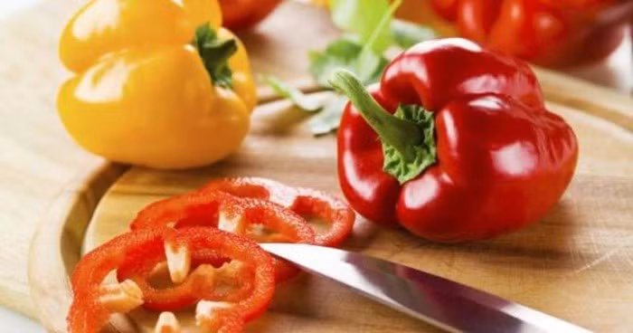 Ớt Đà Lạt, đặc biệt là loại màu đỏ, là quả giàu chất vitamin C và lượng cao chất chống oxy hóa. Đối với loại ớt màu đỏ thì lượng vitamin C khoảng 140mg cho mỗi 100g, loại ớt màu xanh thì khoảng 80mg vitamin C cho mỗi 100g.