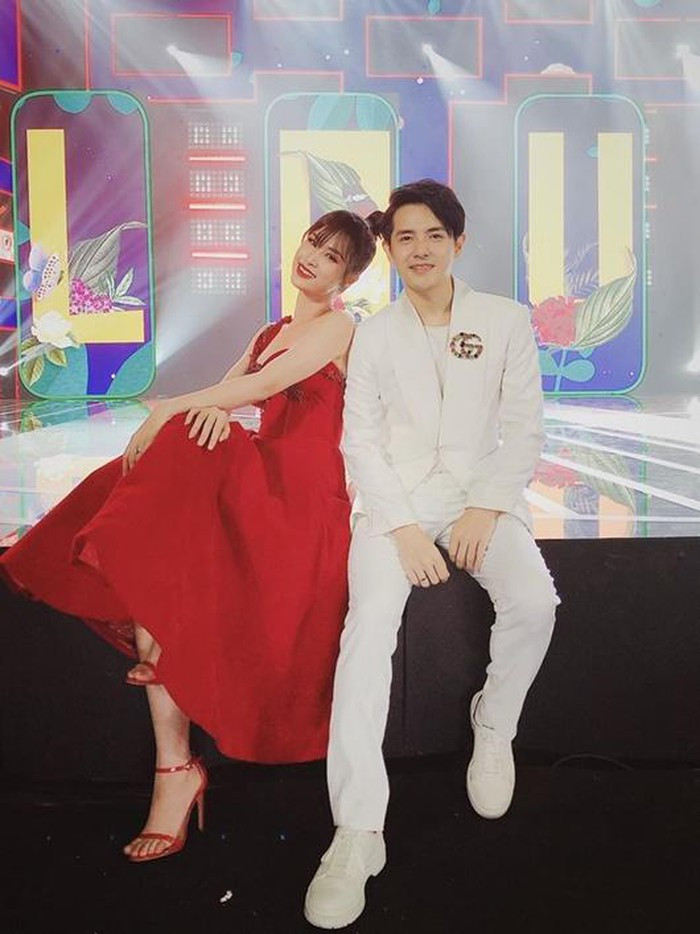 Khi tham gia sự kiện, Đông Nhi cũng lên đồ xinh đẹp, sang trọng hơn trước.