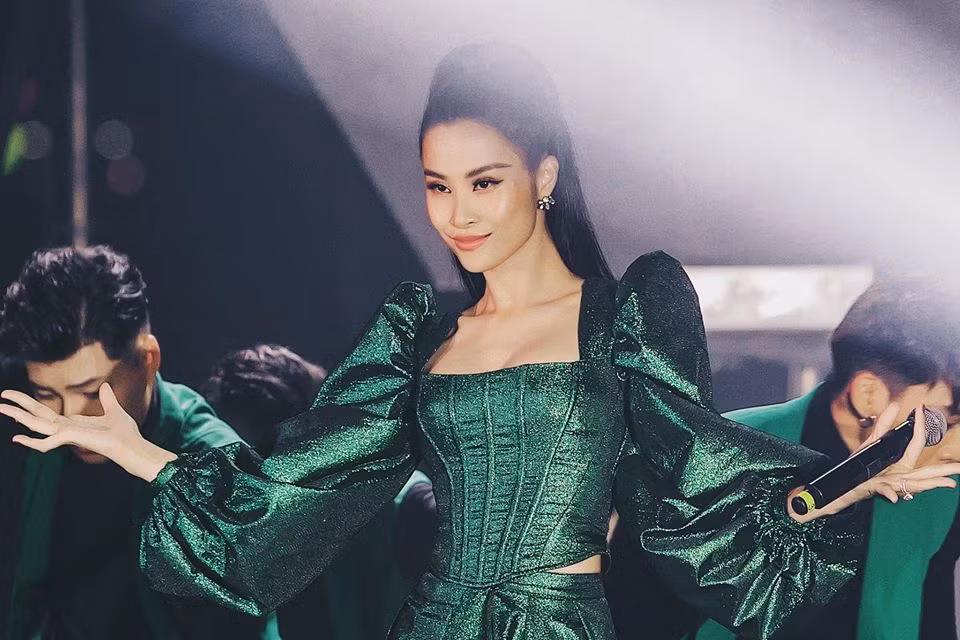 Những chiếc đầm cổ vuông tôn lên vòng một đẫy đà được nữ ca sĩ bổ sung liên tục vào tủ đồ.