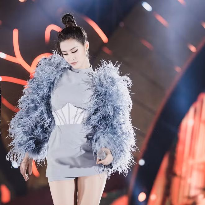 Khi lên sân khấu, Đông Nhi diện váy ngăn tôn lên đôi chân dài trắng nõn.