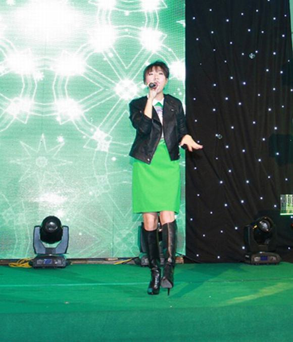 Văn Mai Hương lại khiến khán giả tròn mắt khi khoác lên mình bộ trang phục kém tinh tế, quê mùa.