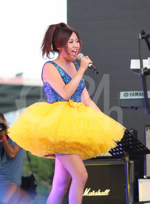 Đôi khi trang phục quá kiểu cách không phù hợp với gu âm nhạc của cô nàng.