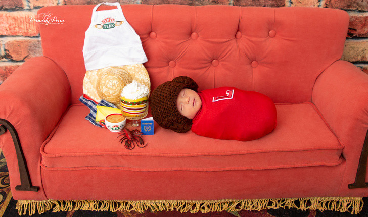 Đứa bé đang yêu vẫn say giấc nồng trong khi nhiếp ảnh gia thực hiện bộ hình.