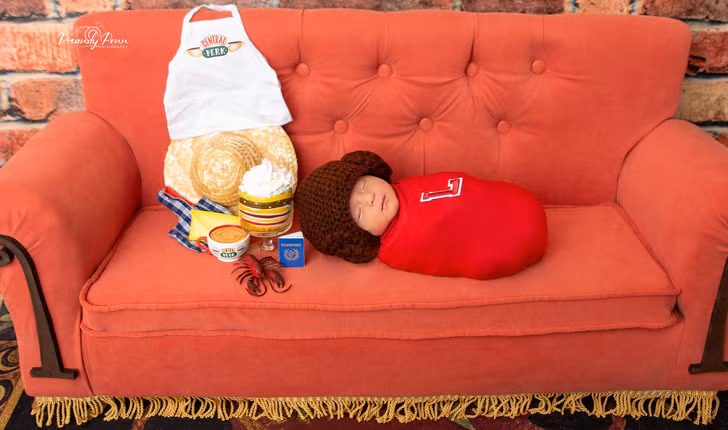 Đứa bé đang yêu vẫn say giấc nồng trong khi nhiếp ảnh gia thực hiện bộ hình.