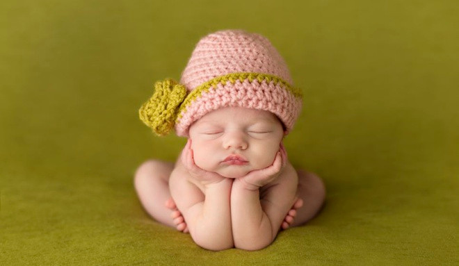 Sandi đặt các bé trong tư thế thoải mái nhất để chúng tự do thể hiện cảm xúc.