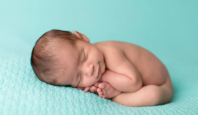 Bức ảnh trẻ sơ sinh biểu thị một loạt cảm xúc khác nhau, từ hạnh phúc, mạnh mẽ đến tò mò và ngạc nhiên.