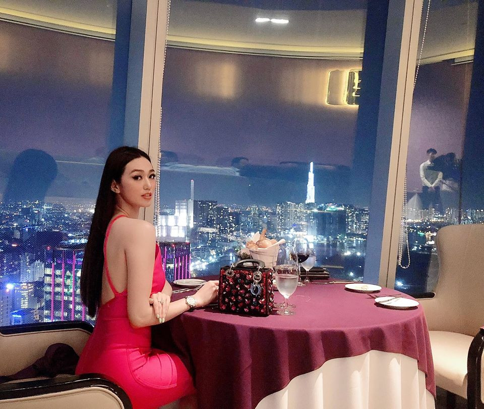 Khánh My thường xuyên chọn cho mình những bộ cánh cực kỳ táo bạo, phô diễn dáng vóc nuột nà, nhiều lần làm công chúng phải “đỏ mặt”.