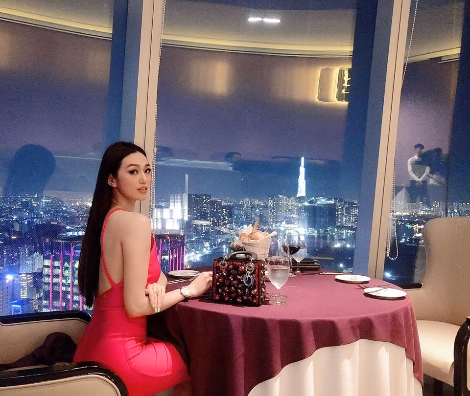 Khánh My thường xuyên chọn cho mình những bộ cánh cực kỳ táo bạo, phô diễn dáng vóc nuột nà, nhiều lần làm công chúng phải “đỏ mặt”.