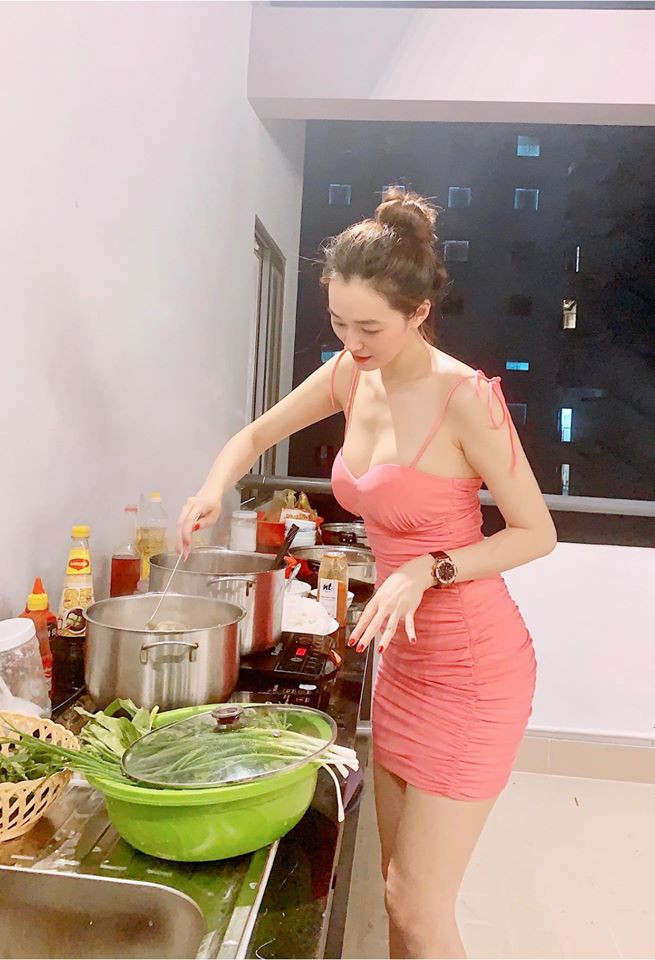 Với chiều cao 1m71 cùng số đo 3 vòng ấn tượng là: 82-61-90, Khánh My tự tin diện đẹp tất cả các kiểu trang phục từ áo dài kín đáo đến những bộ trang phục hở bạo.