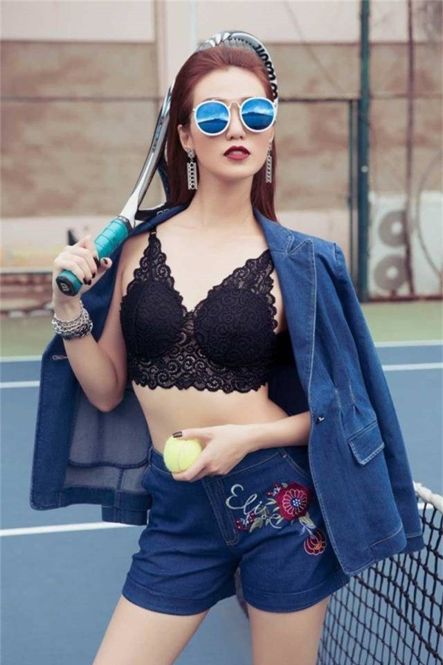 Ngoài mặc đồ tập mỏng ra đường, Khánh My còn diện cả nội y màu đen, thể hiện gu thời trang gợi cảm với set đồ denim cá tính. Ảnh: FBNV. Video "Minh Hằng chia sẻ về phong cách thời trang". Nguồn: VTC. 