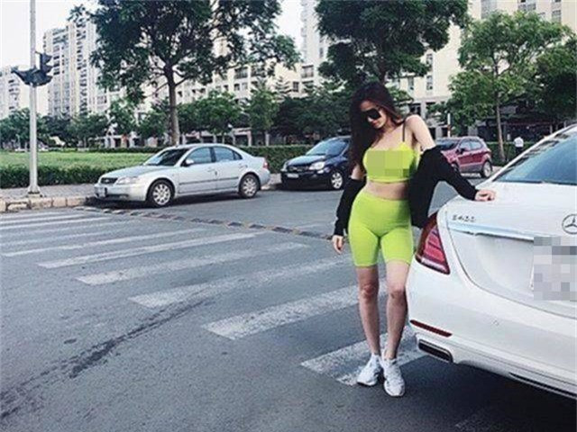 Với đường cong cơ thể gần như hoàn hảo, Khánh My tự tin diện đẹp mọi loại trang phục. Cô còn không ngần ngại diện cả đồ tập thể dục mỏng dính, bó sát dạo phố. Với chất liệu mỏng lại ôm sát, Khánh My lộ điểm nhạy cảm khiến người nhìn phải đỏ mặt.