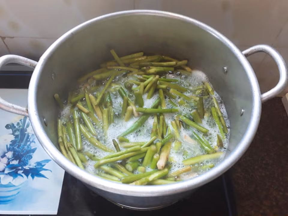 Bong khoai moc ao bun tuong chi cho lon, hoa ra ngon dac biet-Hinh-3