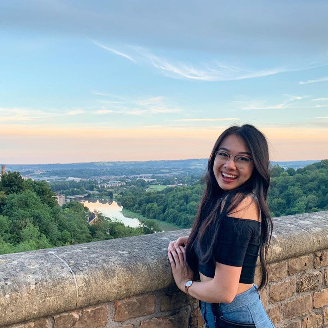 Croptop phối cùng quần jeans là set đồ giúp cô khoe eo thon gợi cảm. Ảnh: Internet. Video "Minh Hằng chia sẻ về phong cách thời trang". Nguồn: VTC.