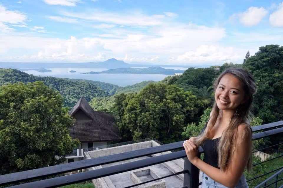 Con gái MC Kỳ Duyên thường xuyên chọn các kiểu áo hai dây đơn giản phối cùng quần jeans.