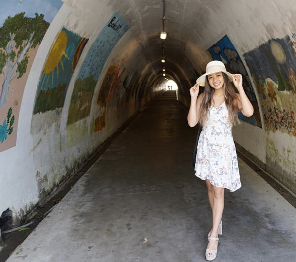 Con gái út của MC Kỳ Duyên điệu đà và nữ tính với chiếc đầm hai dây phối cùng dép xuồng đế cao tôn dáng.