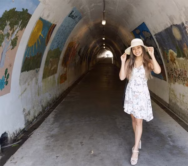 Con gái út của MC Kỳ Duyên điệu đà và nữ tính với chiếc đầm hai dây phối cùng dép xuồng đế cao tôn dáng.