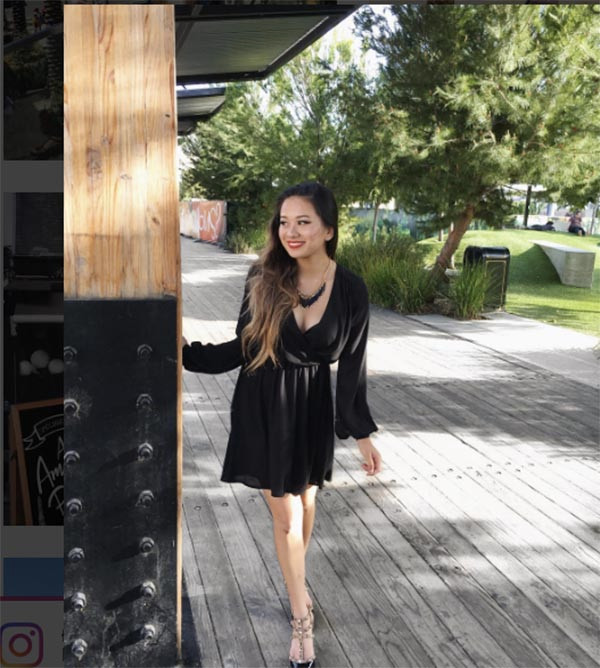 Cô nàng 10X khoe vòng một đầy đặn trong chiếc đầm xẻ ngực sâu.