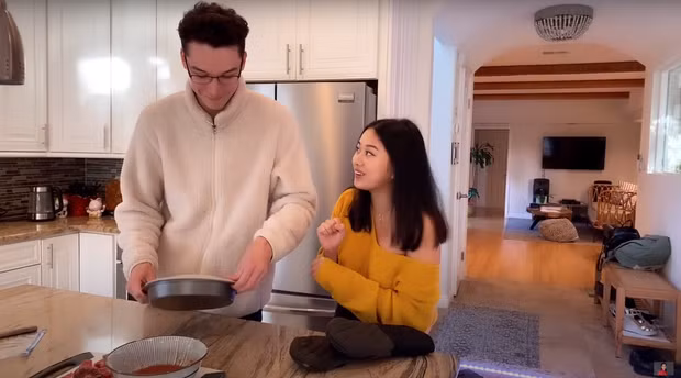 Xuất hiện trong vlog của MC Kỳ Duyên, Yenli Nguyễn ăn mặc gợi cảm đứng làm bánh cùng bạn trai Tây rất đẹp đôi.