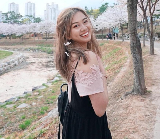 Chiếc váy hai dây được cô nàng phối với áo xuyên thấu gợi cảm.