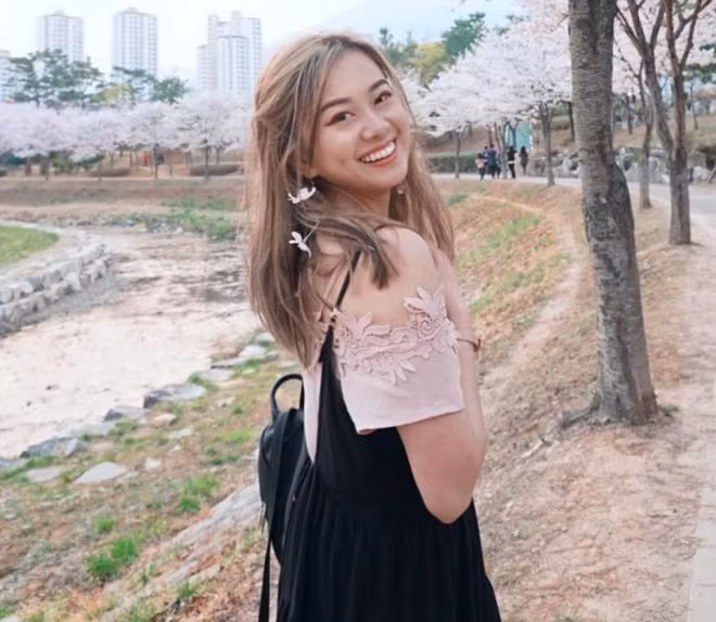 Chiếc váy hai dây được cô nàng phối với áo xuyên thấu gợi cảm.