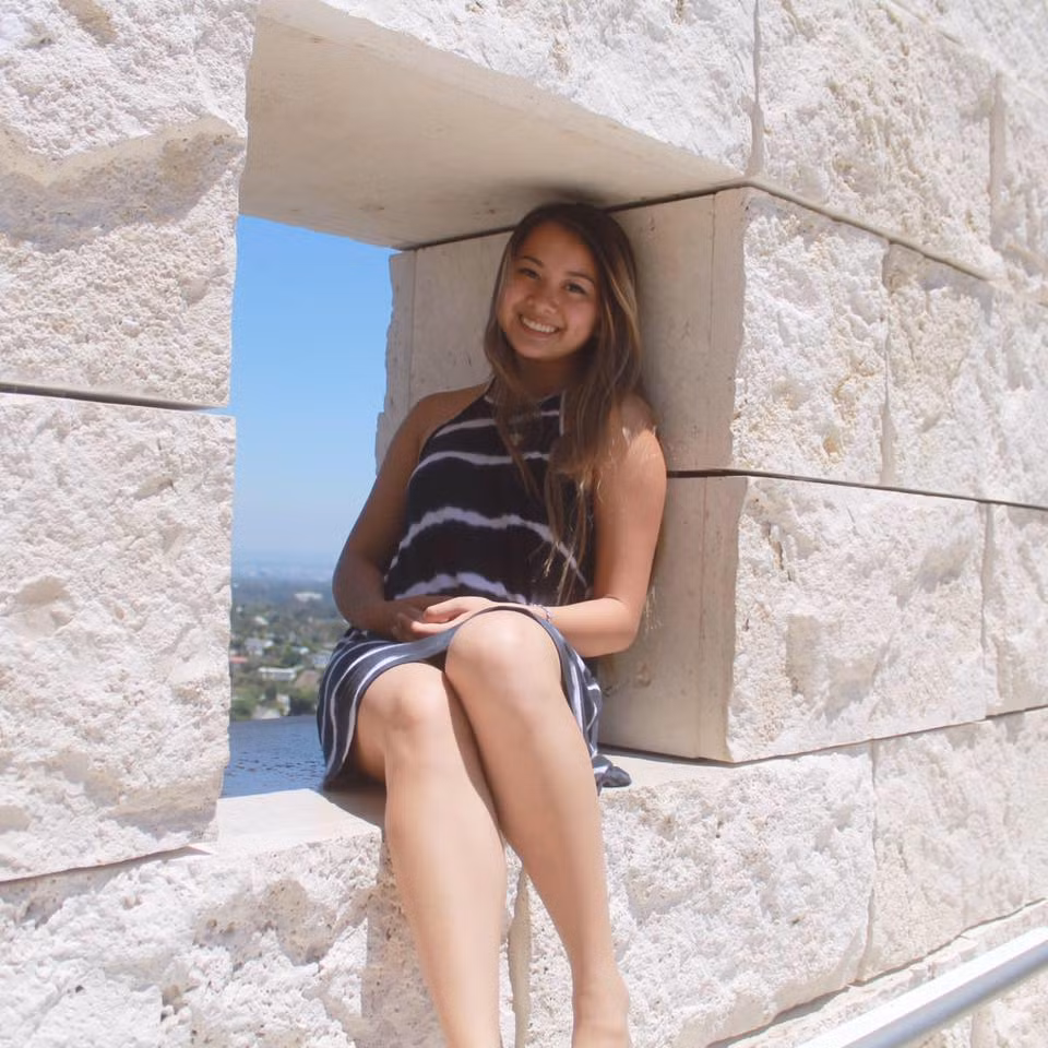 Khi đi chơi, Yenli diện các kiểu váy đơn giản thuận tiện việc đi lại.