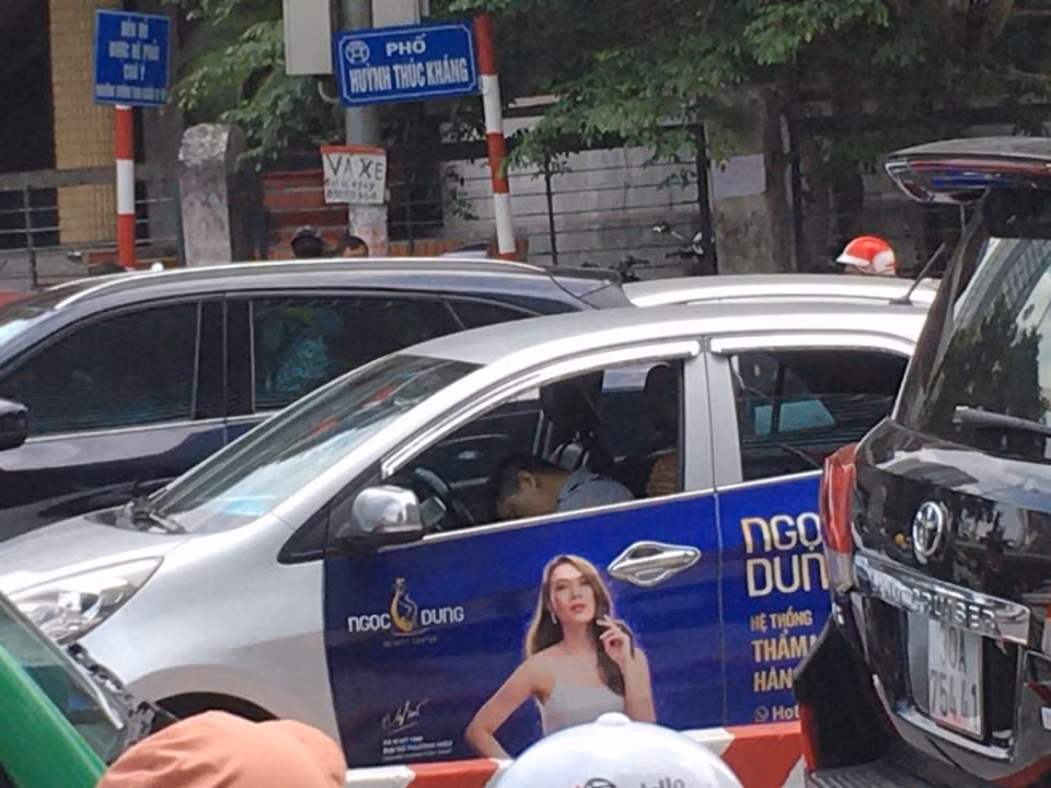 Nguoi dan ong dot tu khi dang lai xe, benh dien bien nhanh the nao?