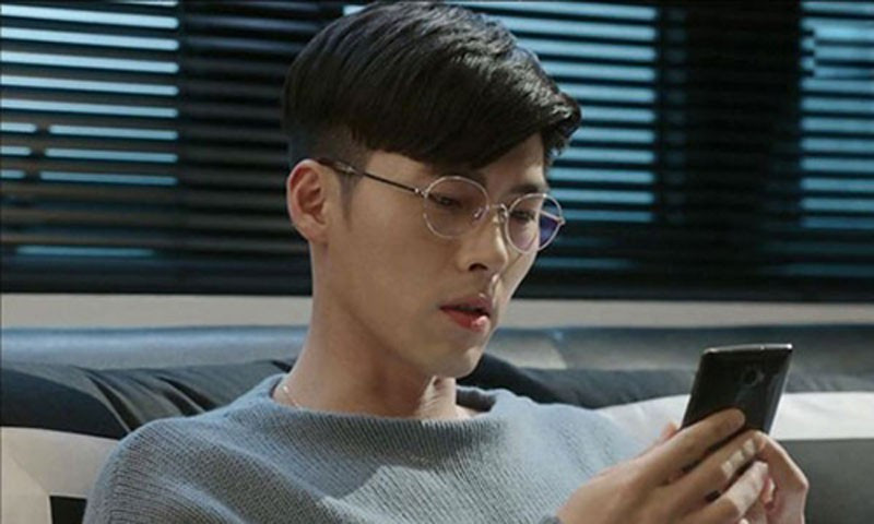 Gọi cho bạn lúc say. Hầu hết đàn ông đều có xu hướng hành xử rất cẩn trọng sau khi chia tay. Nhưng anh ấy chẳng thể che giấu suy nghĩ thực sự của bản thân những lúc say. Nếu anh ấy gọi điện cho bạn và cố giải thích về điều đó thì đây cũng là một dấu hiệu đấy.