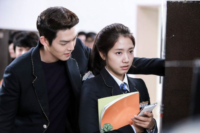 Sau chia tay, anh ấy vẫn kiếm cớ để "chạm mặt" với bạn. Nếu không còn chút tình cảm gì, có lẽ anh ấy sẽ chẳng cố gắng làm điều này.