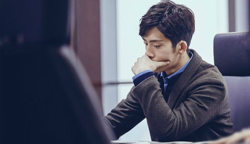 Anh ấy vẫn giữ liên lạc với gia đình bạn. Nếu sau khi chia tay, anh ấy vẫn thường xuyên gọi điện, hỏi thăm bố mẹ, những người thân của bạn, thì điều đó chứng tỏ rằng các bạn sẽ chẳng dễ chia tay như vậy đâu.