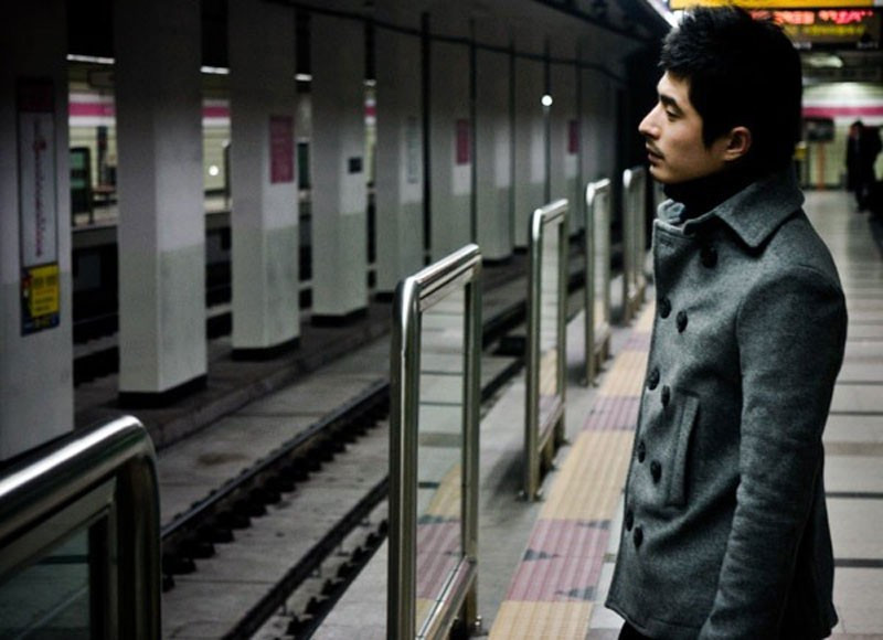 Anh ấy vẫn chưa hẹn hò với ai khác sau khi chia tay. Lí do khiến anh ấy không muốn hẹn hò nghiêm túc với bất kì cô nàng nào khác chỉ có thể là bởi anh ấy vẫn còn đau lòng vì việc chia tay với bạn. Có lẽ anh ấy mong chờ một cơ hội để 2 bạn được yêu lại từ đầu.