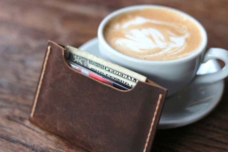 Trong ví của anh ấy vẫn còn hình của bạn. Cách anh ấy lưu giữ những hình ảnh của bạn trong ví tiền, điện thoại một cách trân trọng cho thấy anh ấy thực sự hối tiếc khi đã nói lời chia tay và luôn cố gắng tìm cách để được nối lại tình xưa với bạn.