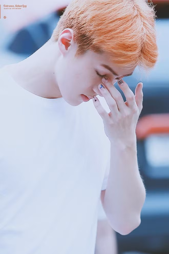 Em út nhóm EXO, Sehun cũng lăng xê xu hướng sơn móng tay nam, nhưng anh chàng chỉ tô điểm móng tay bằng những đường kẻ sinh động, đơn giản.