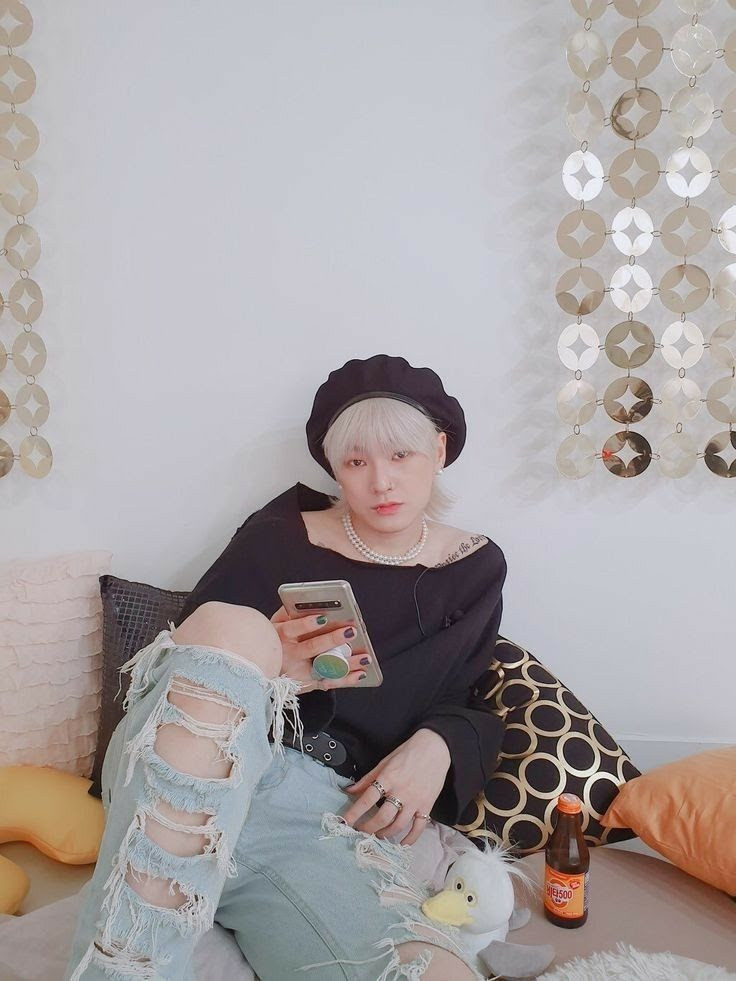 Hanse (VICTION) có một sự thay đổi mạnh mẽ khi khoe hình xăm và sơn móng tay vào năm 2019.