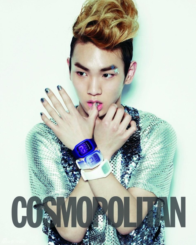 Xuất hiện trên tạp chí Cosmopolitan, Key (Shinee) đề cao vẻ đẹp phi giới tính mặc áo đính hạt satin, tô son hồng và sơn móng tay nhũ lấp lánh.