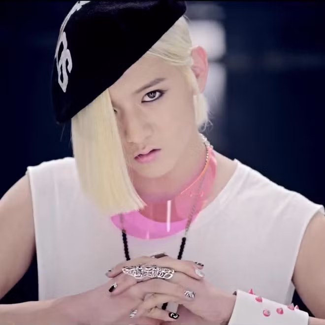 Bộ móng của Ren (Nuest) lấy tông trắng - đen làm chủ đạo nhưng cũng sành điệu không kém bởi họa tiết sọc vằn, đính đá nổi bật.