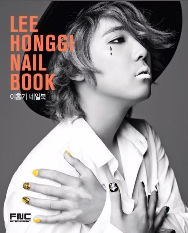 Hiếm có nghệ sĩ nào lại có đam mê sơn móng tay mãnh liệt như chàng Lee Hong Ki.