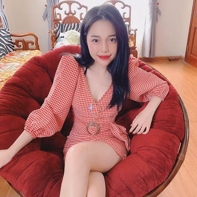 Váy ngắn vai bồng và cổ xẻ sâu tạo nét gợi cảm và sành điệu cho nữ game thủ.