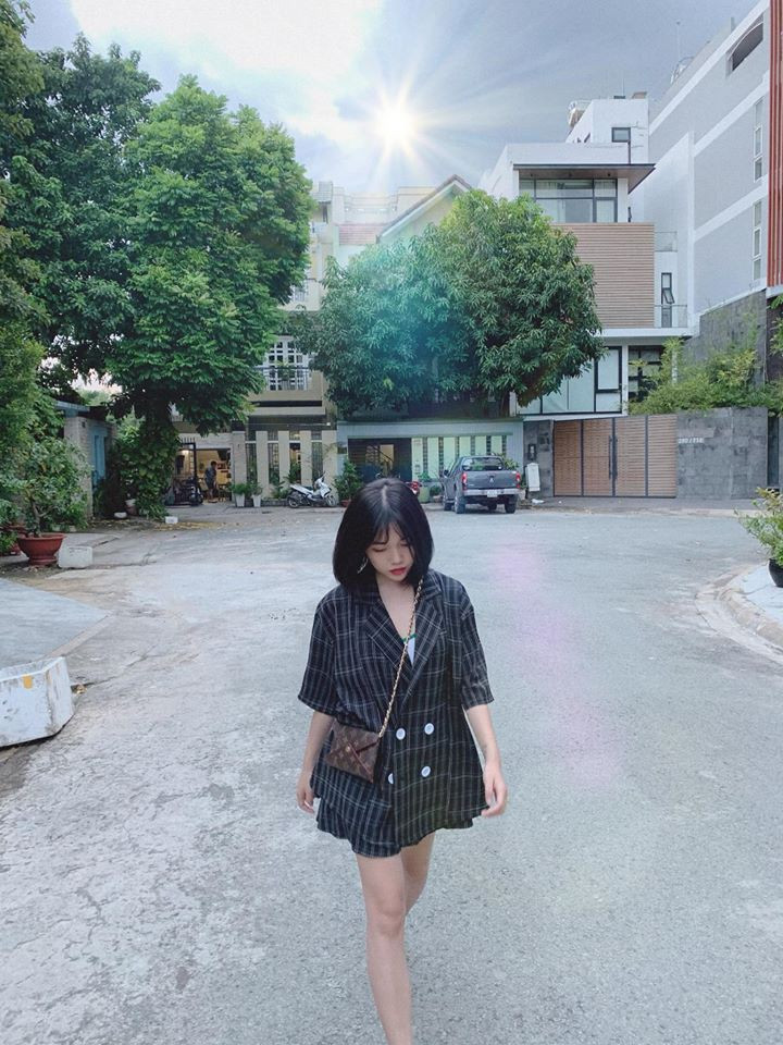 Với chiều cao không lý tưởng, Linh Ngọc Đàm chọn một chiếc váy ngắn trên gối để ăn gian chiều cao.