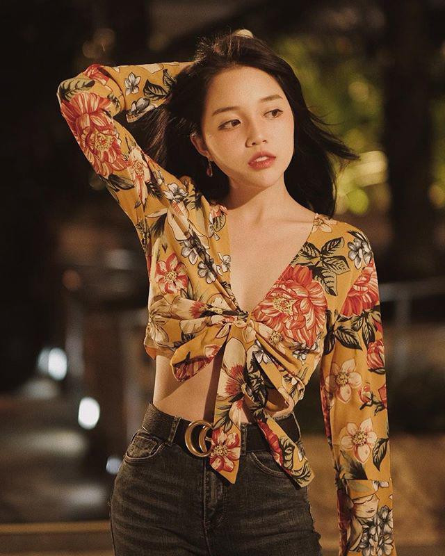 Nếu như những kiểu váy đầm công chúa có thể giúp tôn vinh vẻ đẹp tiểu thư của Linh Ngọc Đàm thì các thiết kế croptop lại mang đến cho cô nàng vẻ ngoài đầy quyến rũ, sexy.