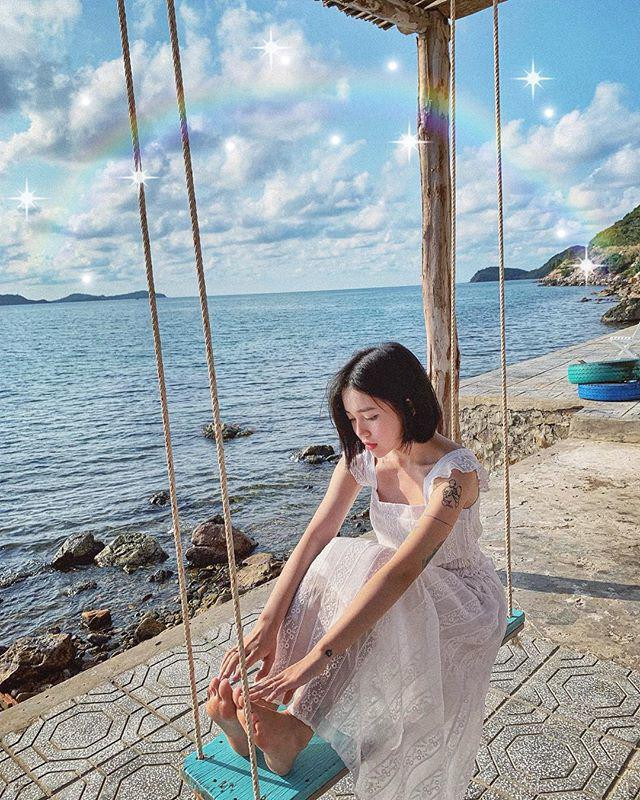 Mẫu váy dài trắng xuyên thấu lại có phần vai cách điệu bèo nhún giúp Ngọc Linh "lăng xê" thành công phong cách tiểu thư sang chảnh, kiêu kì.