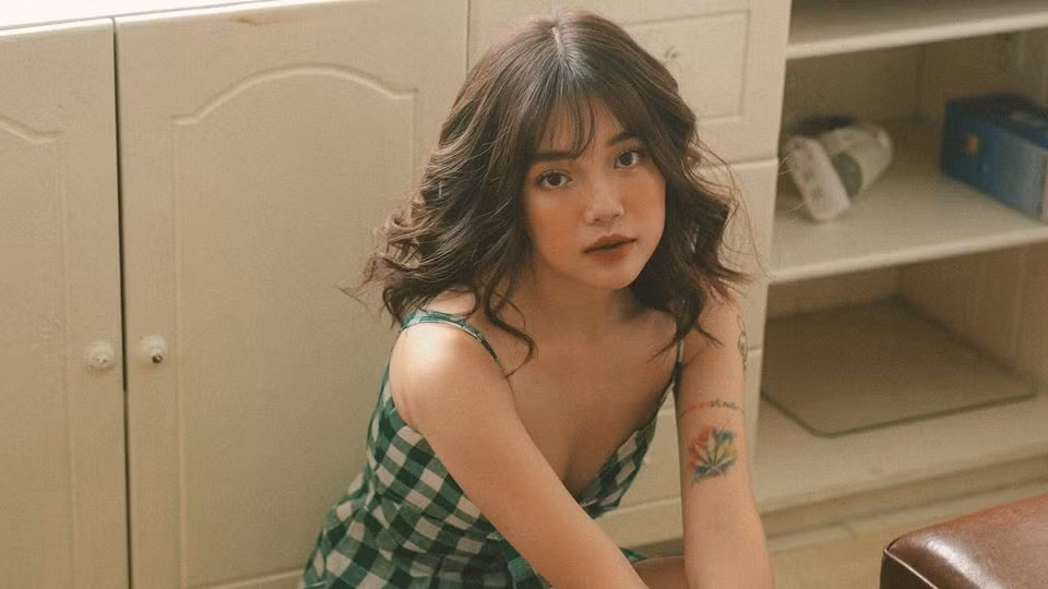 Những kiểu đầm hai dây giúp cô nàng khoe đôi gò bồng đào quyến rũ.