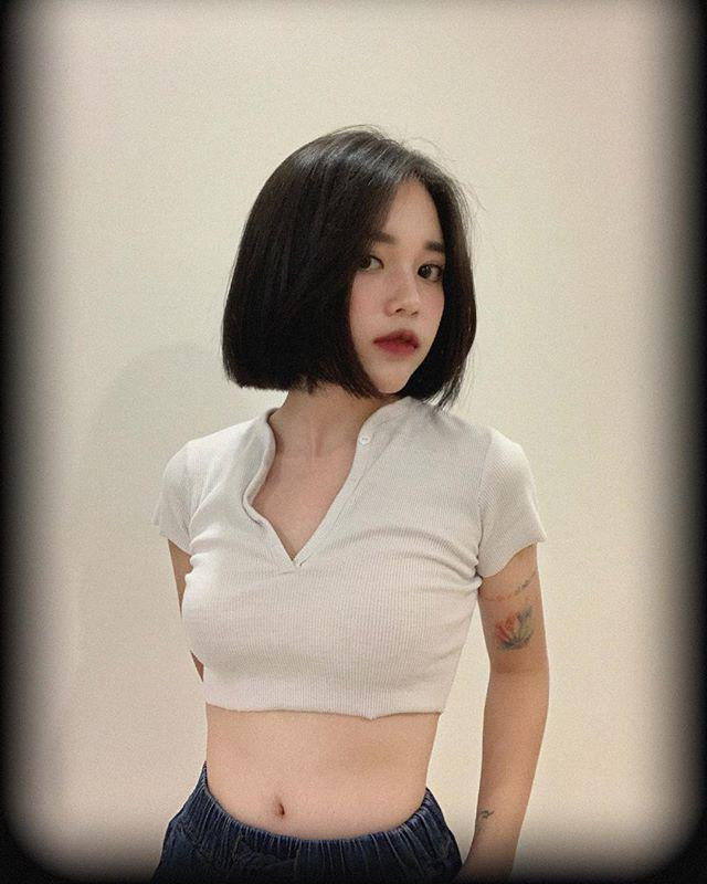 Các kiểu áo croptop là trang phục được Linh Ngọc ưa chuộng để khoe vòng eo thon thả.