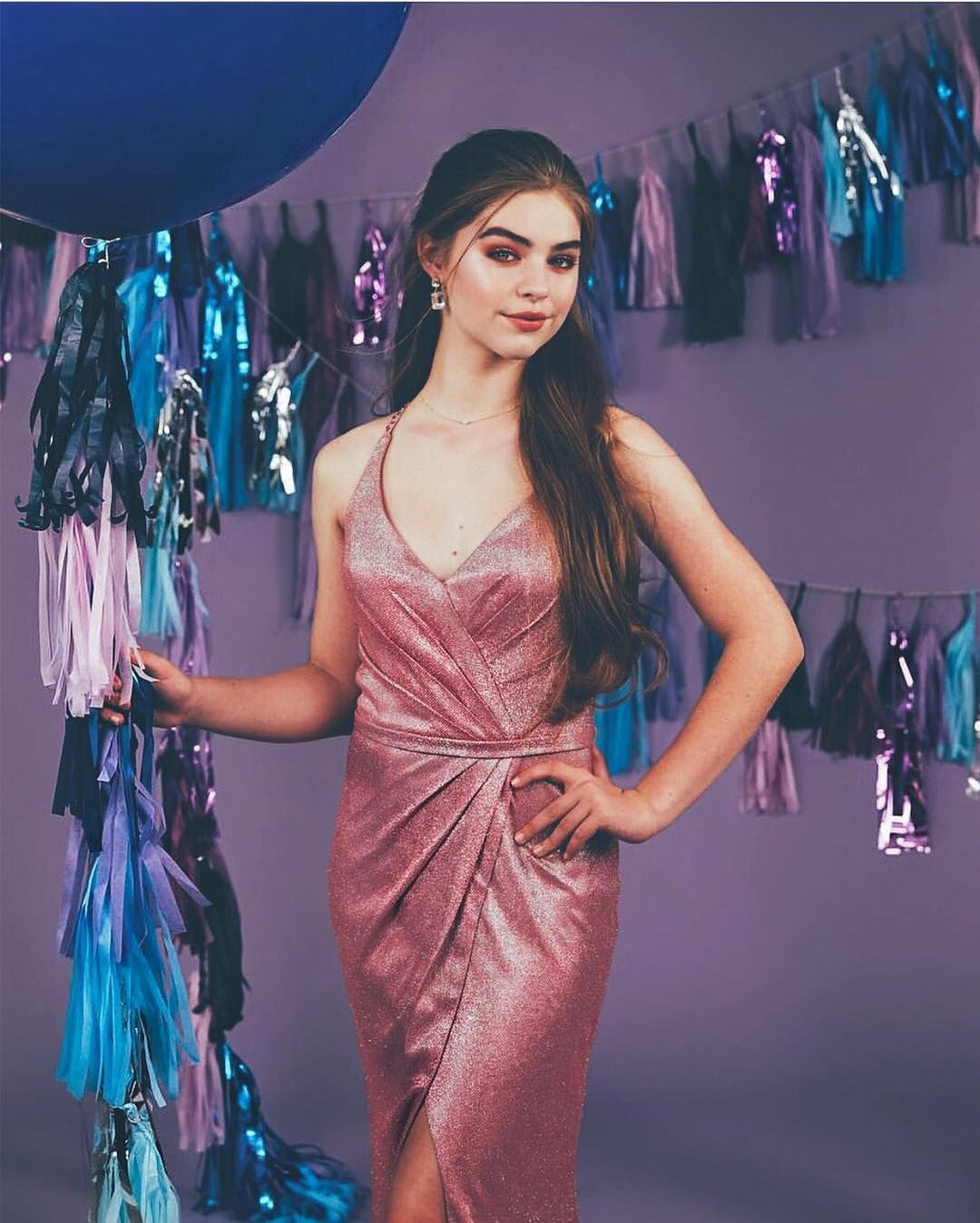 Với lợi thế hình thể, nàng mẫu 15 tuổi có thể mặc được nhiều loại trang phục, thuộc nhiều phong cách từ gợi cảm đến trẻ trung, cá tính.