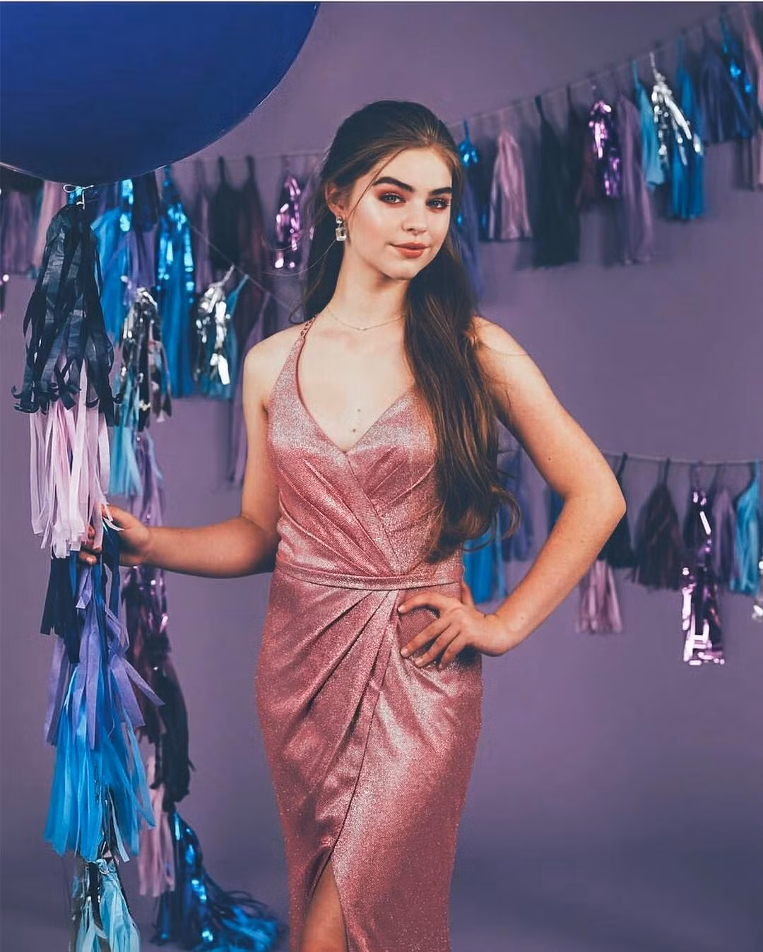 Với lợi thế hình thể, nàng mẫu 15 tuổi có thể mặc được nhiều loại trang phục, thuộc nhiều phong cách từ gợi cảm đến trẻ trung, cá tính.