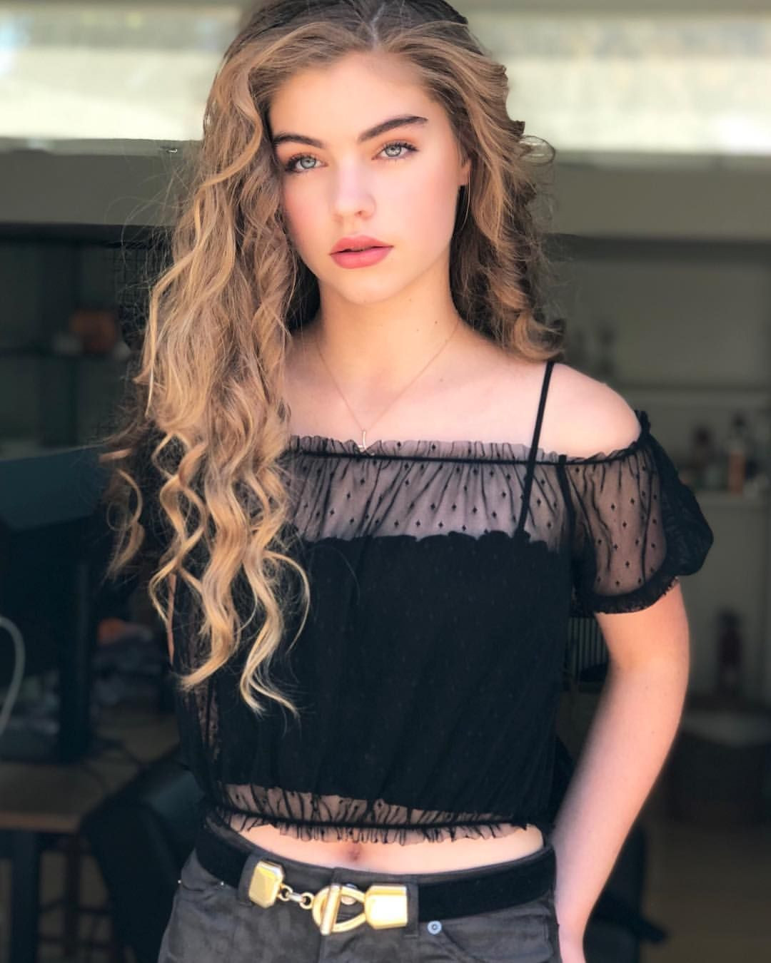 Ngoài đời, Jade Weber rất chuộng các kiểu áo croptop trẻ trung khoe eo thon.