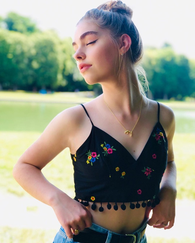 Một nhiếp ảnh gia đã phát hiện ra vẻ đẹp của Jade từ năm 9 tuổi và những bức ảnh của cô bé nhanh chóng được cộng đồng mạng lan truyền. Năm 2017, chương trình truyền hình Mỹ gọi Jade là một trong 5 bé gái xinh nhất thế giới.